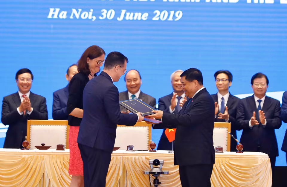 Thủ tướng Nguyễn Xuân Phúc chứng kiến Lễ ký Hiệp định Bảo hộ Đầu tư Việt Nam (EVIPA) giữa Việt Nam và Liên minh Châu Âu. (Ảnh: Thống Nhất/TTXVN)