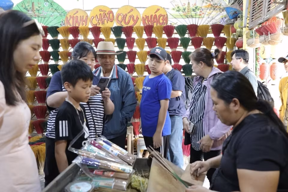Du khách đến tham quan làng hương Thủy Xuân. (Ảnh: Đinh Ngọc Liên/TTXVN)