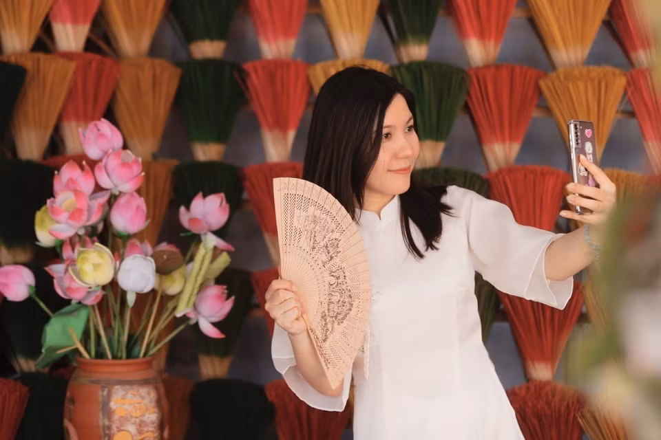 Du khách khi đến Thủy Xuân đều thích thú chụp ảnh với không gian đa sắc màu. (Ảnh: Đinh Ngọc Liên/TTXVN)