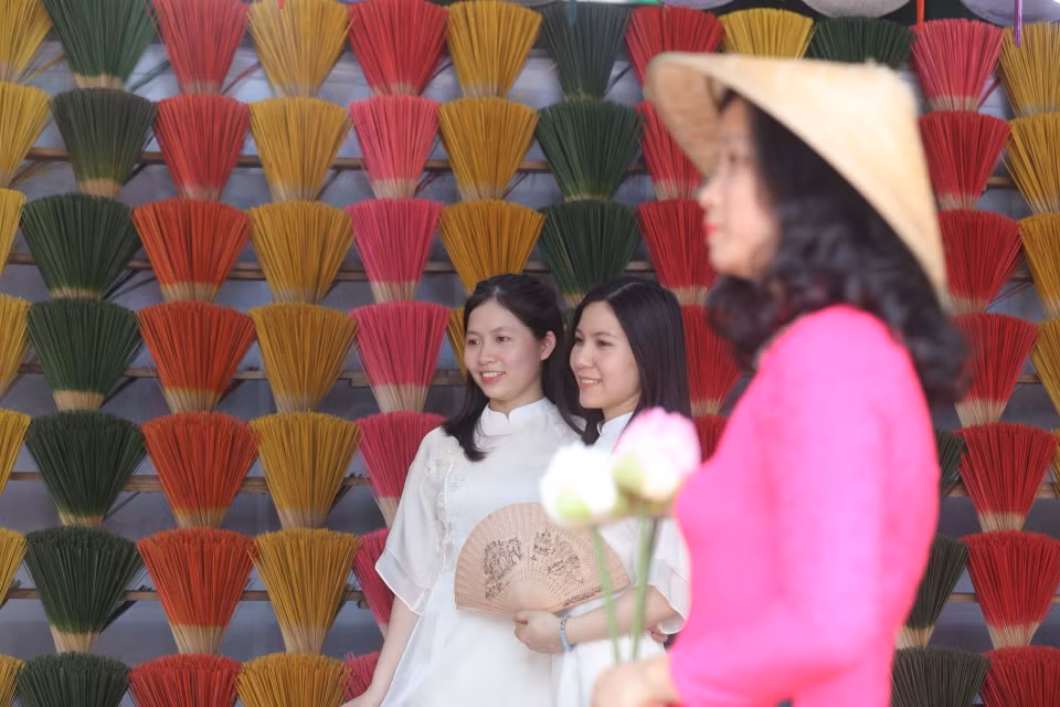 Du khách khi đến Thủy Xuân đều thích thú chụp ảnh với không gian đa sắc màu. (Ảnh: Đinh Ngọc Liên/TTXVN)