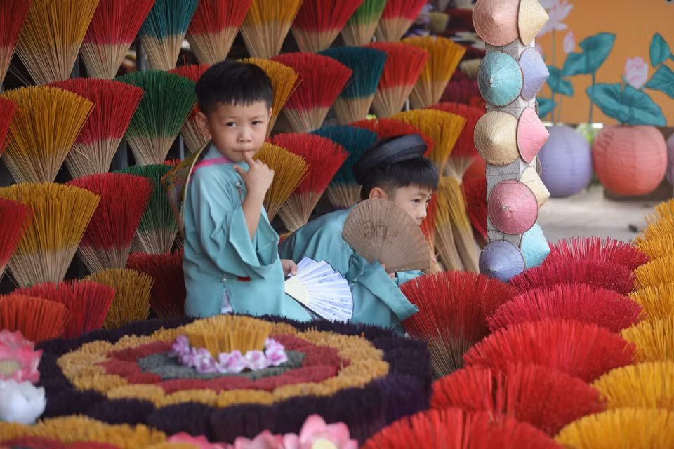 Du khách khi đến Thủy Xuân đều thích thú chụp ảnh với không gian đa sắc màu. (Ảnh: Đinh Ngọc Liên/TTXVN)