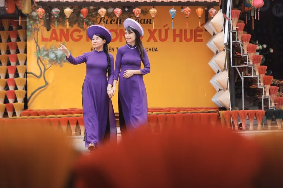 Du khách đến check in tại các cửa hàng hương với đủ màu sắc rực rỡ. (Ảnh: Minh Quyết /TTXVN)