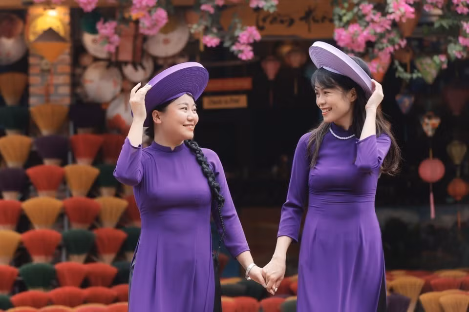 Du khách đến check in tại các cửa hàng hương với đủ màu sắc rực rỡ. (Ảnh: Minh Quyết/ TTXVN)
