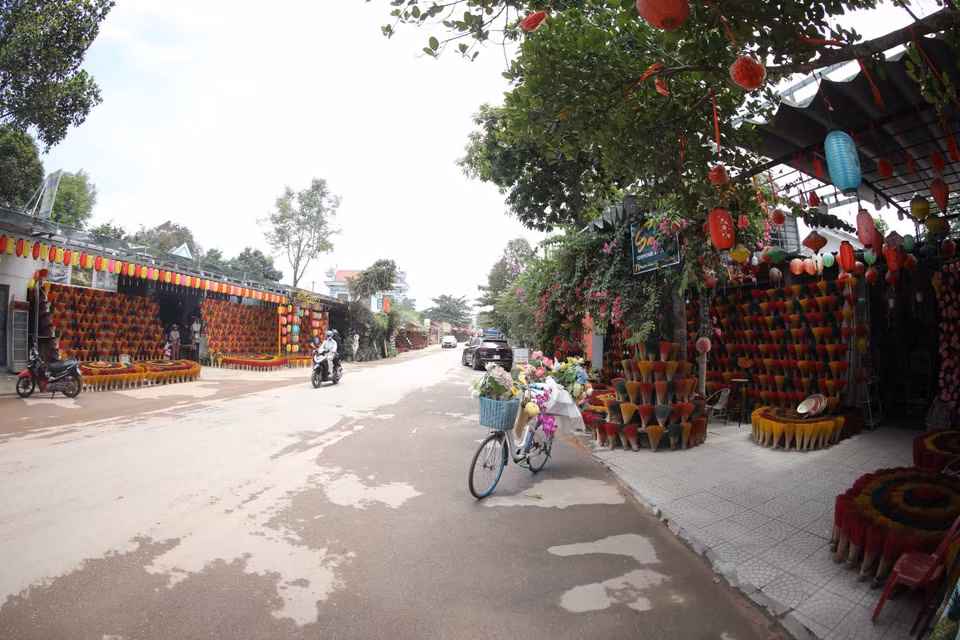 Làng Thủy Xuân nổi tiếng với nghề làm hương trầm từ hàng trăm năm nay, là điểm du lịch ấn tượng đối với du khách trong và ngoài nước. Ảnh: (Đinh Ngọc Liên/TTXVN)