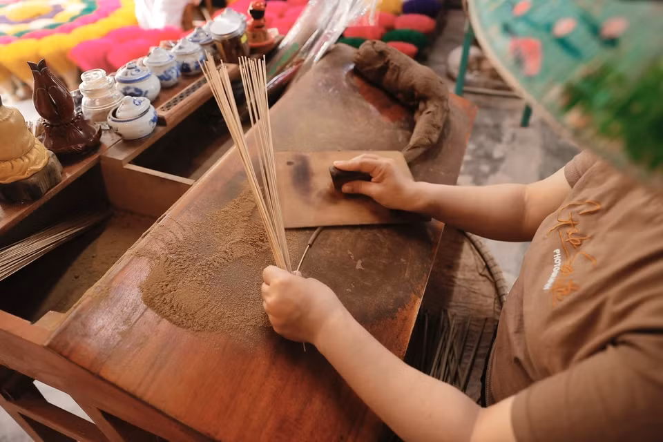 Du khách đến tham quan được khám phá, trải nghiệm các công đoạn làm hương bằng thủ công và tìm hiểu thêm về nghề, về người và cuộc sống của người dân bản xứ. (Ảnh: Minh Quyết/TTXVN)