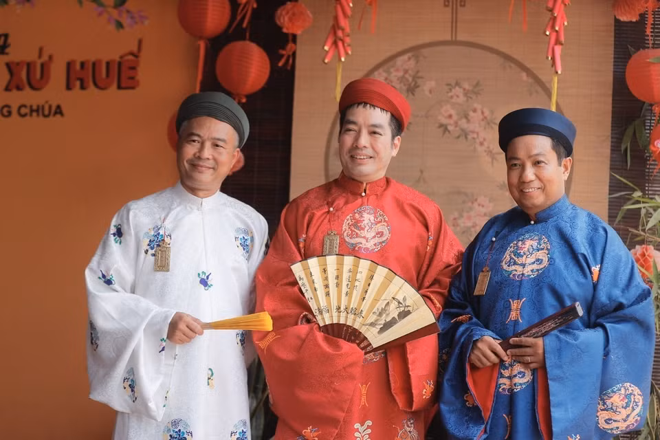 Du khách khi đến Thủy Xuân đều thích thú chụp ảnh với không gian đa sắc màu. (Ảnh: Đinh Ngọc Liên/TTXVN)