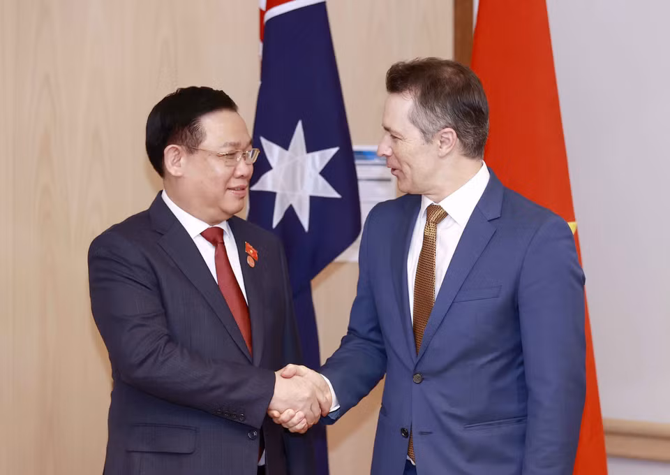 Chủ tịch Quốc hội Vương Đình Huệ tiếp Bộ trưởng Giáo dục Australia Jason Clare. (Ảnh: Doãn Tấn/TTXVN)