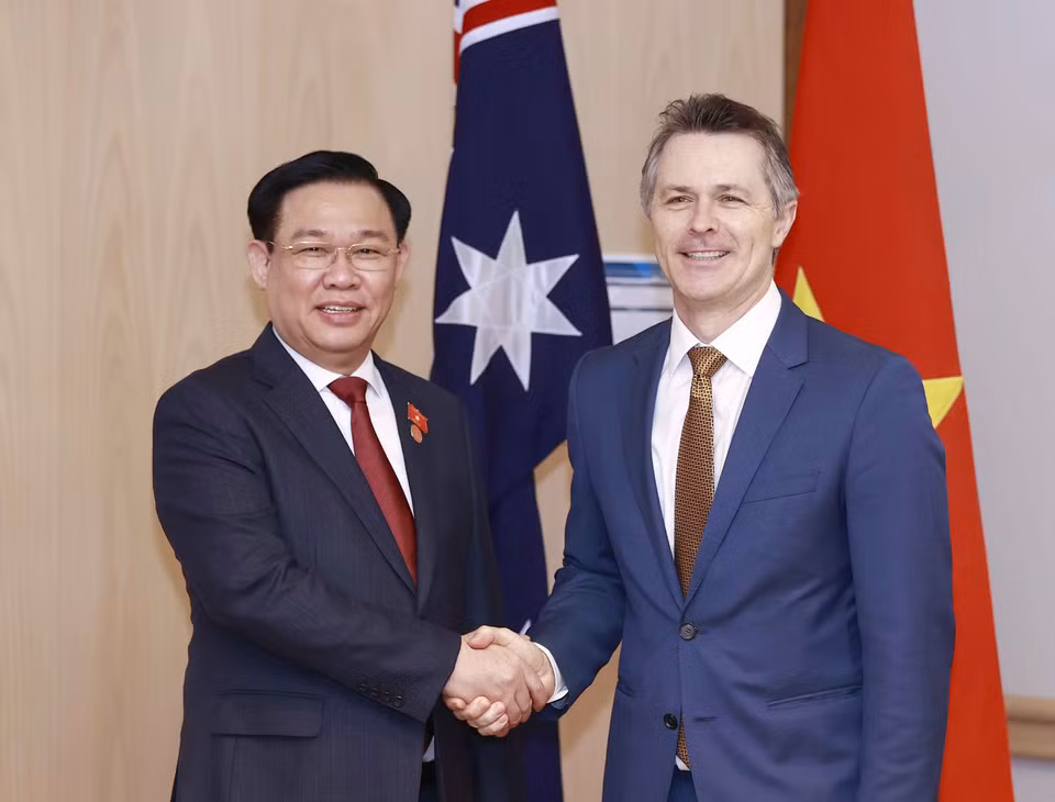 Hình ảnh Chủ tịch Quốc hội Vương Đình Huệ tiếp Bộ trưởng Giáo dục Australia Jason Clare. (Ảnh: Doãn Tấn/TTXVN)