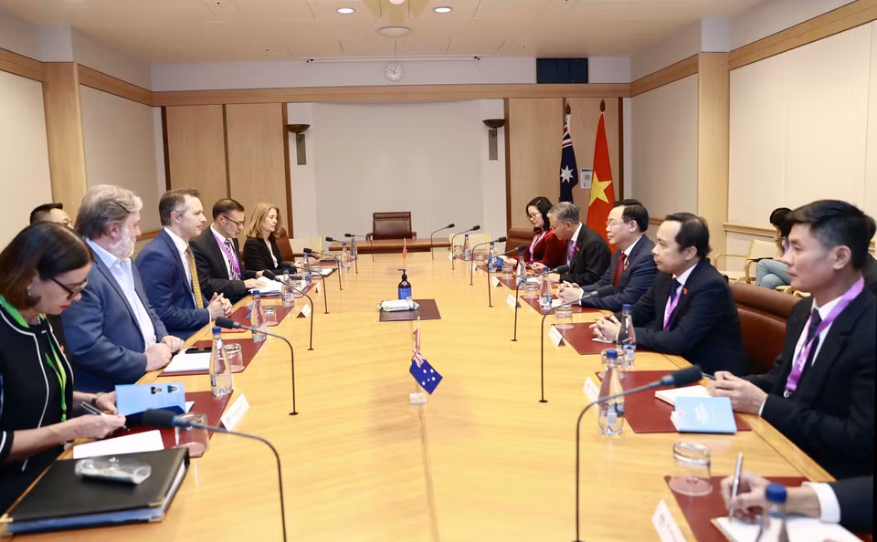 Quang cảnh buổi Chủ tịch Quốc hội Vương Đình Huệ tiếp Bộ trưởng Giáo dục Australia Jason Clare. (Ảnh: Doãn Tấn/TTXVN)