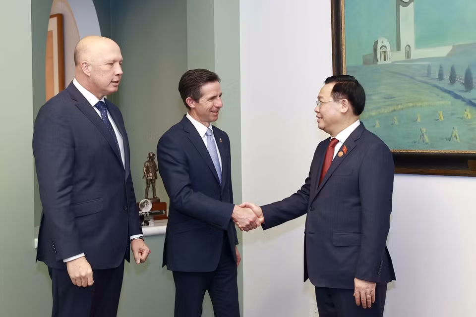 Trong chương trình thăm chính thức Australia, sáng 1/12, tại Canberra, Chủ tịch Quốc hội Vương Đình Huệ tiếp lãnh đạo Đảng đối lập tại Hạ viện và Thượng viện Australia. (Ảnh: Doãn Tấn/TTXVN)