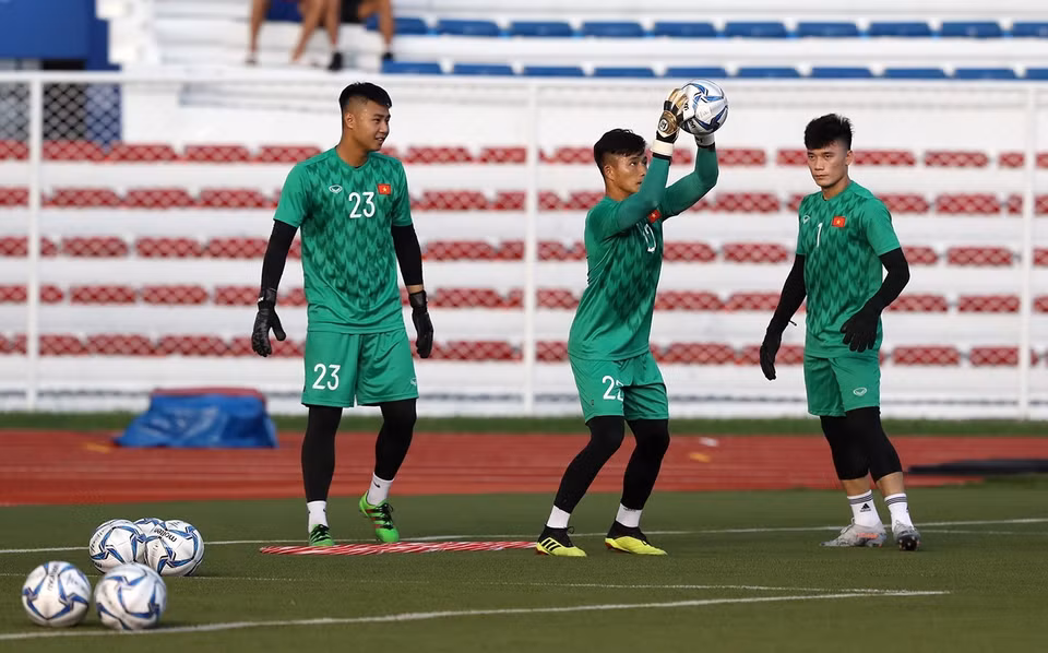 Thủ môn Nguyễn Văn Toản, thủ môn Phan Văn Biểu và thủ môn Bùi Tiến Dũng (từ trái qua). (Ảnh: Hoàng Linh/TTXVN)