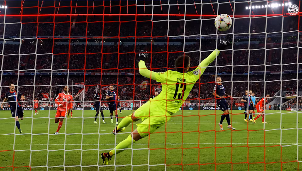 Phút thứ 7, thế cân bằng của trận đấu bị phá vỡ bằng một siêu phẩm. (Nguồn: fcbayern)