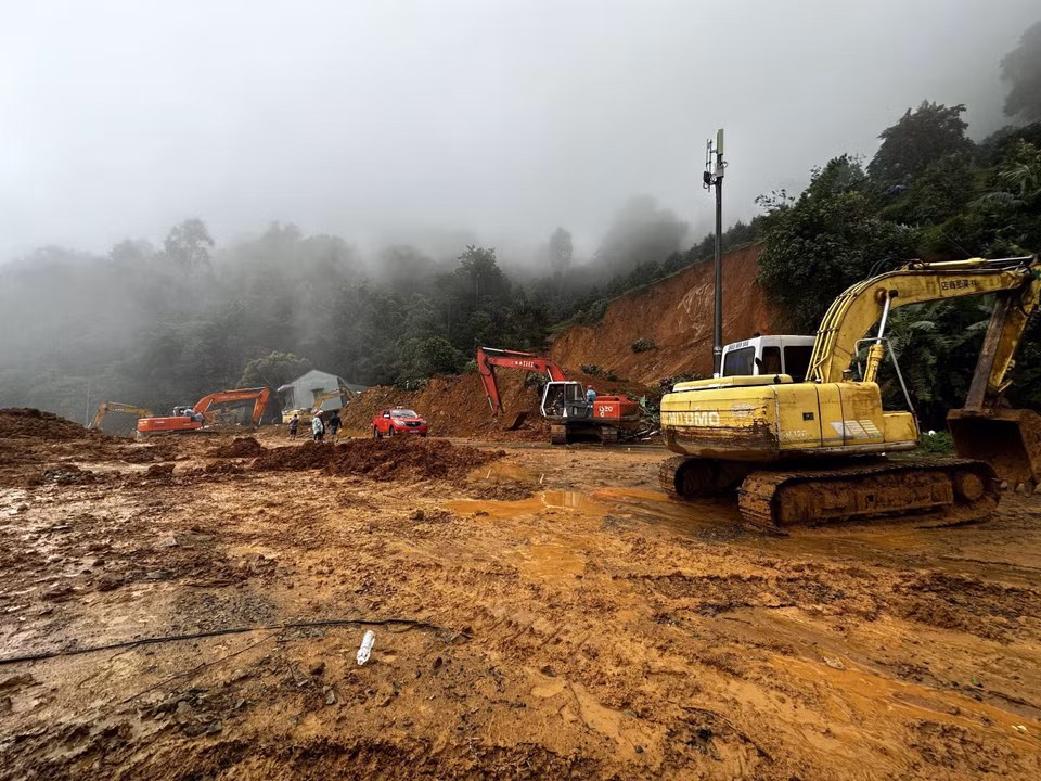 Đến sáng 31/7/2023, tuyến đèo Bảo Lộc (Lâm Đồng) hiện vẫn bị phong tỏa hai đầu, chưa thể lưu thông. (Ảnh: Nguyễn Dũng/TTXVN)
