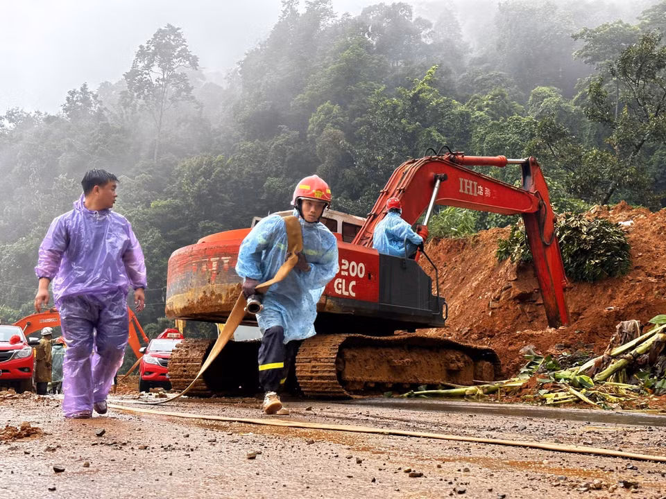 Các lực lượng cứu hộ nỗ lực tìm kiếm 1 người mất tích còn lại trong vụ sạt lở ở đèo Bảo Lộc. (Ảnh: Nguyễn Dũng/TTXVN)