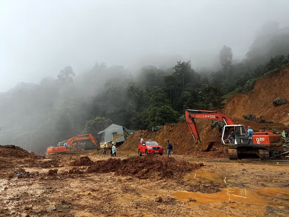 Hiện trường vụ sạt lở trên đèo Bảo Lộc sáng 31/7 vẫn còn ngổn ngang. (Ảnh: Nguyễn Dũng/TTXVN)