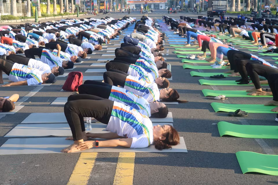 Đồng diễn bài tập Yoga tại Công viên Văn Miếu, thành phố Cao Lãnh. (Ảnh: Nguyễn Văn Trí/TTXVN)