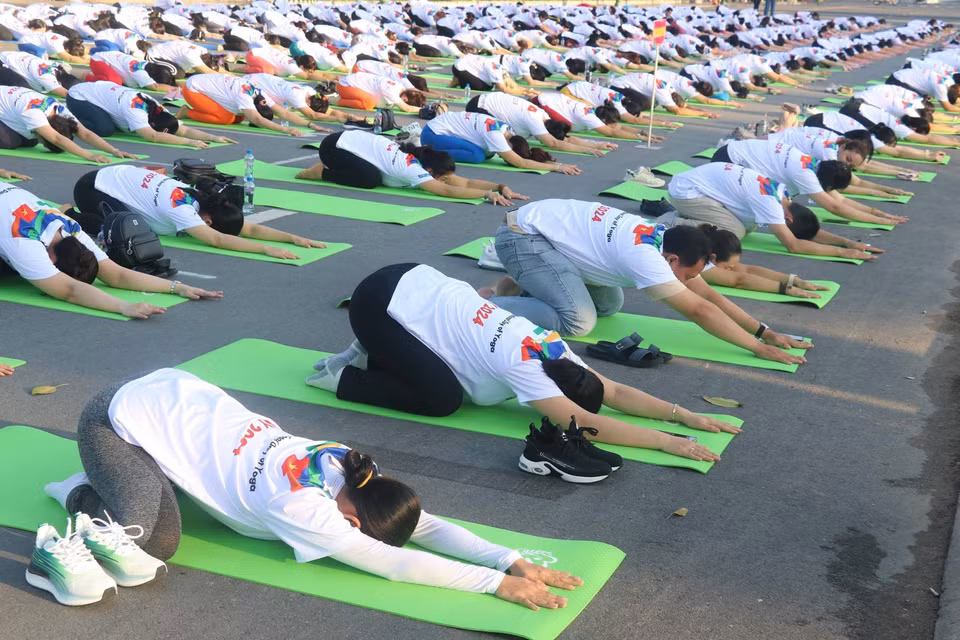 Đồng diễn bài tập Yoga tại Công viên Văn Miếu, thành phố Cao Lãnh. (Ảnh: Nguyễn Văn Trí/TTXVN)