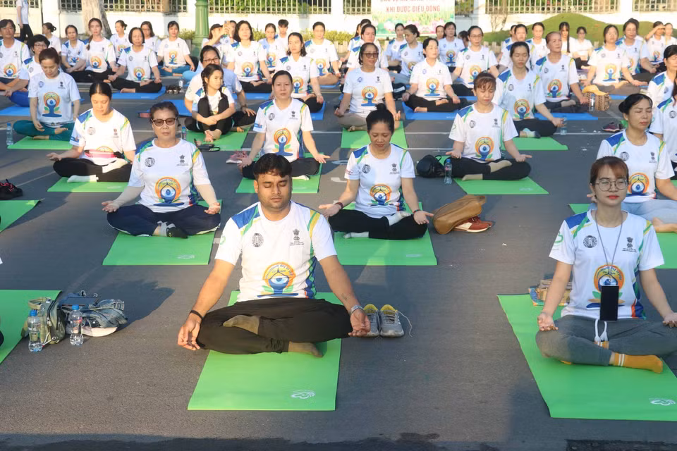 Đồng diễn bài tập Yoga tại Công viên Văn Miếu, thành phố Cao Lãnh. (Ảnh: Nguyễn Văn Trí/TTXVN)