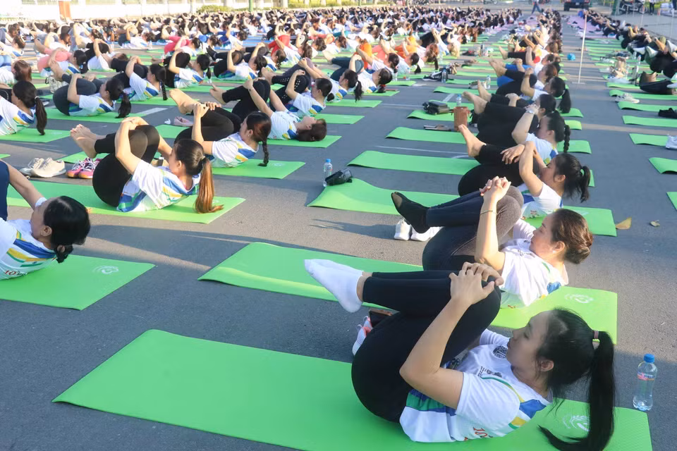 Đồng diễn bài tập Yoga tại Công viên Văn Miếu, thành phố Cao Lãnh. (Ảnh: Nguyễn Văn Trí/TTXVN)