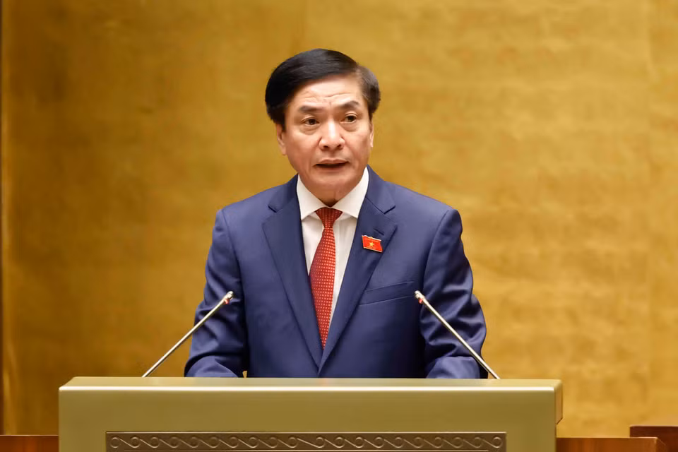 Ủy viên Ủy ban Thường vụ Quốc hội, Tổng Thư ký Quốc hội, Chủ nhiệm Văn phòng Quốc hội Bùi Văn Cường trình bày Báo cáo giải trình, tiếp thu, chỉnh lý dự thảo Nghị quyết về hoạt động chất vấn tại Kỳ họp thứ 7, Quốc hội khóa XV. (Ảnh: Doãn Tấn/ TTXVN)