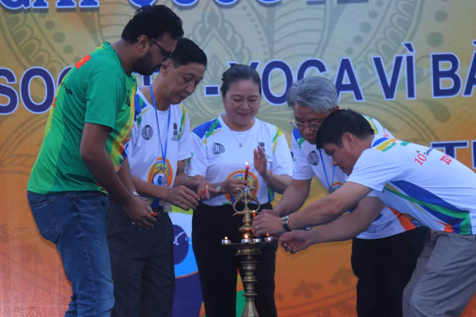 Lãnh đạo tỉnh Đồng Tháp và đại diện Tổng lãnh sự quán Ấn Độ tại Thành phố Hồ Chí Minh thực hiện nghi thức thắp đèn cho Ngày Quốc tế Yoga lần thứ 10 năm 2024 tại tỉnh Đồng Tháp. (Ảnh: Nguyễn Văn Trí/TTXVN)