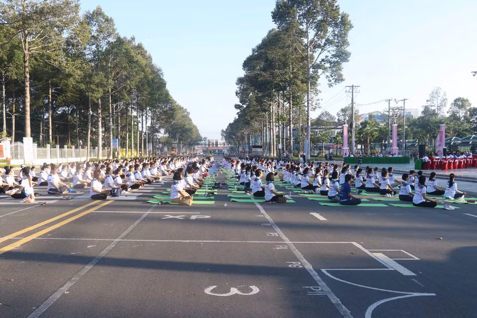 Hơn 500 người tham gia đồng diễn những bài tập Yoga tại Công viên Văn Miếu, thành phố Cao Lãnh. (Ảnh: Nguyễn Văn Trí/TTXVN)