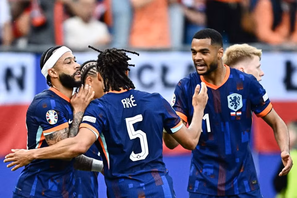 Cody Gakpo (phải) là người đã ghi bàn thắng đầu tiên cho 'Cơn lốc màu da cam' ở EURO 2024. (Nguồn: Getty Images)