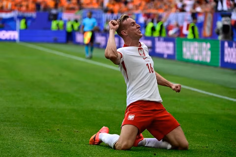 Niềm vui của Adam Buksa sau khi giúp Ba Lan vươn lên dẫn trước. (Nguồn: Getty Images)