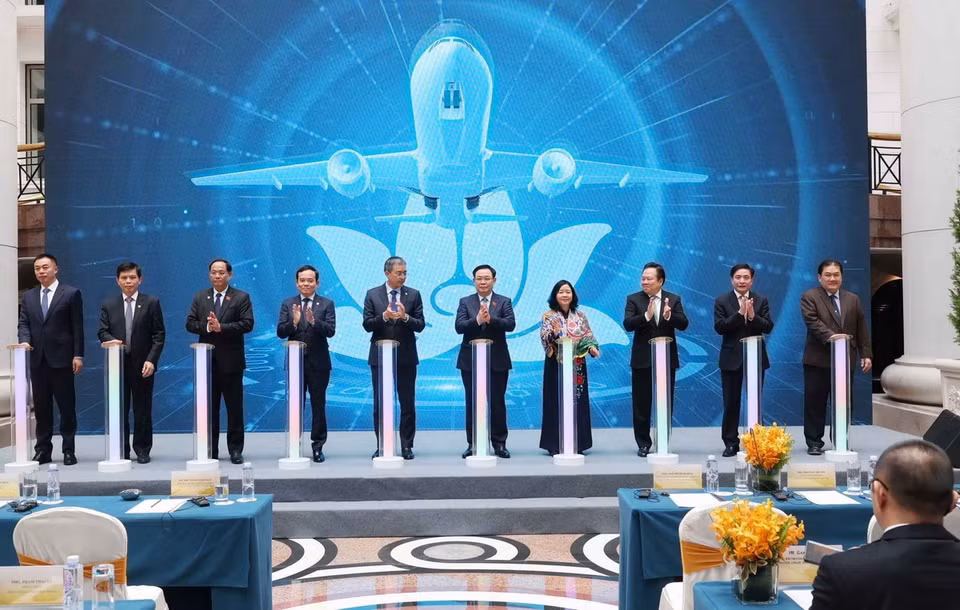 Trước đó, sáng 9/4, Chủ tịch Quốc hội Vương Đình Huệ và các đại biểu thực hiện nghi thức chào mừng chuyến bay thứ 100.000 của Vietnam Airlines tới Trung Quốc. (Ảnh: Nhan Sáng/TTXVN)