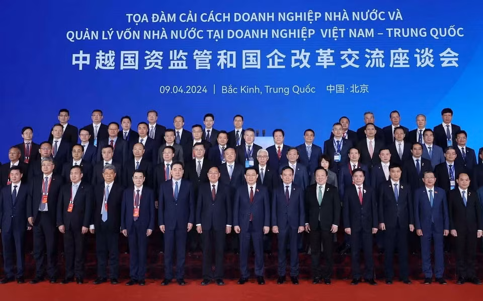 Chủ tịch Quốc hội Vương Đình Huệ với các đại biểu tham dự toạ đàm. (Ảnh: Nhan Sáng/TTXVN)