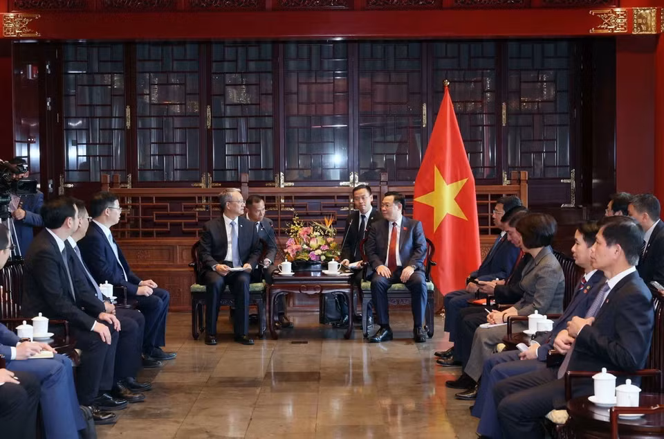 Chiều 9/4/2024, tại Thủ đô Bắc Kinh, Chủ tịch Quốc hội Vương Đình Huệ tiếp lãnh đạo một số tập đoàn, doanh nghiệp lớn của Trung Quốc đến chào xã giao. (Ảnh: Nhan Sáng/TTXVN)