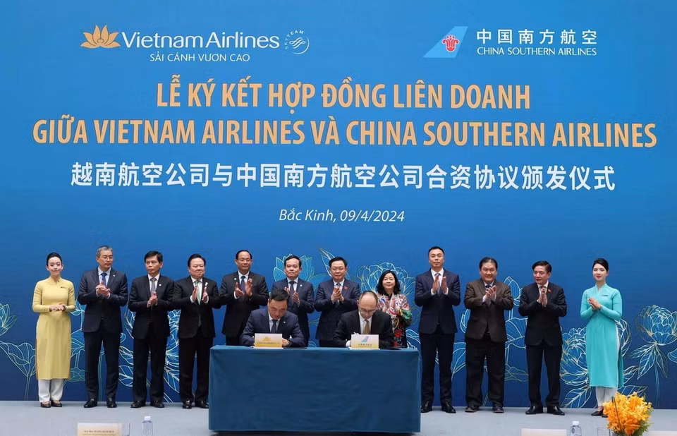 Chủ tịch Quốc hội Vương Đình Huệ chứng kiến lễ ký các văn kiện hợp tác giữa doanh nghiệp Việt Nam và Trung Quốc trong lĩnh vực hàng không và du lịch. (Ảnh: Nhan Sáng/TTXVN)