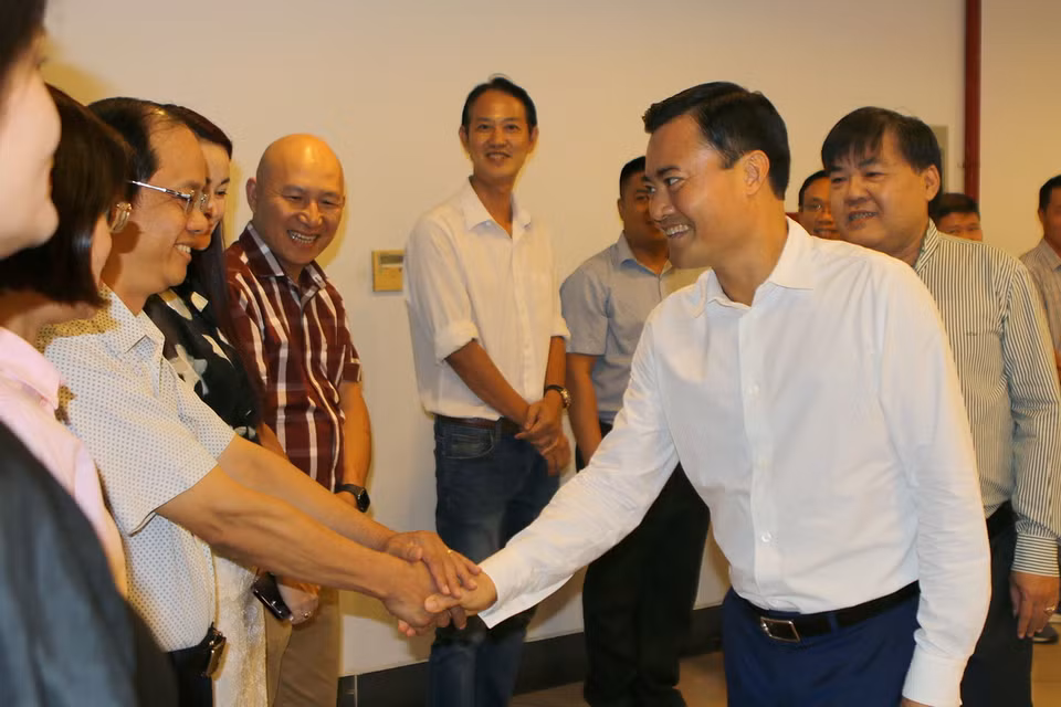 Ông Bùi Xuân Cường (phải), Phó Chủ tịch UBND Thành phố Hồ Chí Minh đến thăm, làm việc và chúc mừng Cơ quan TTXVN khu vực phía Nam. (Ảnh: Thanh Vũ/TTXVN)