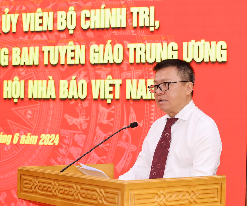 Ông Lê Quốc Minh, Ủy viên Trung ương Đảng, Phó trưởng Ban Tuyên giáo TW, Bí thư Đảng đoàn, Chủ tịch Hội Nhà báo Việt Nam, Tổng Biên tập Báo Nhân Dân trình bày báo cáo tại buổi làm việc. (Ảnh: Phương Hoa/TTXVN)