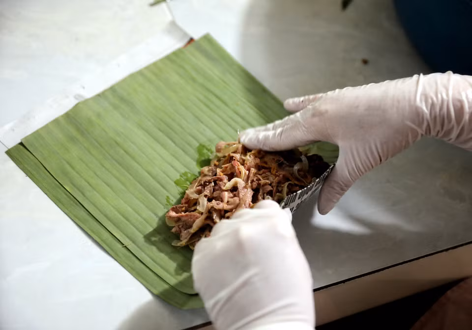 Nem ngựa được gói thành từng quả có trọng lượng 200gr. (Ảnh: Danh Lam/TTXVN)
