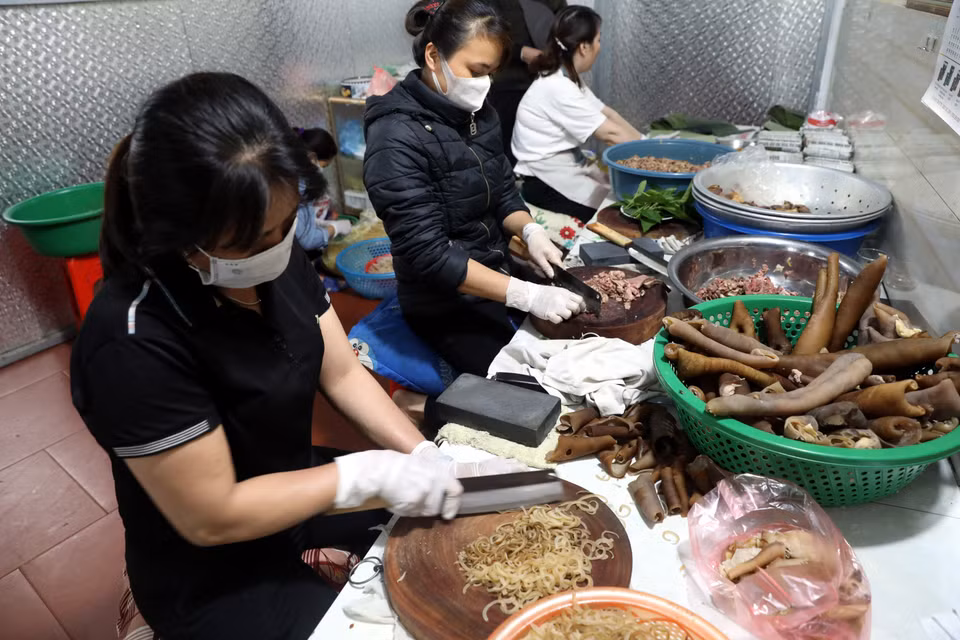 Sản xuất nem ngựa Lục Ngạn. (Ảnh: Danh Lam/TTXVN)
