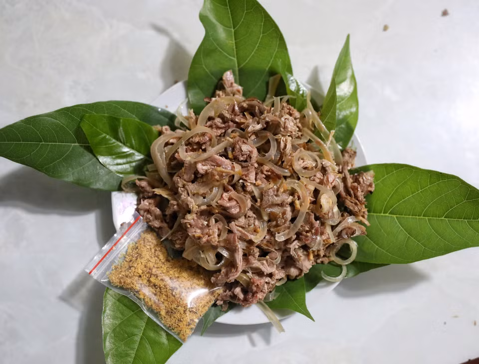 Nem ngựa thường được ăn chung với lá ổi, lá sung, đinh lăng, lá mơ, lộc vừng. (Ảnh: Danh Lam/TTXVN)