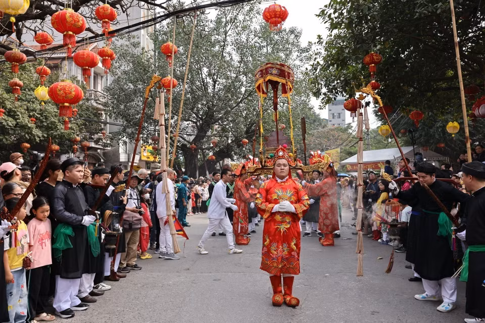 Lễ rước sắc Phùng Hưng mang ý nghĩa mời thánh nhân về ngự tại đại đình. (Ảnh: Trần Việt/TTXVN)