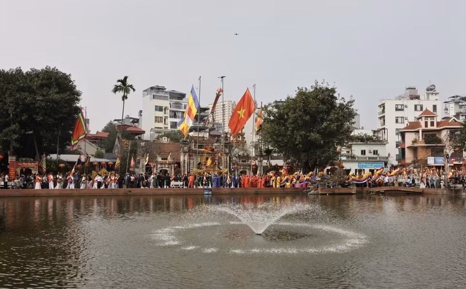 Lễ rước sắc Phùng Hưng mang ý nghĩa mời thánh nhân về ngự tại đại đình. (Ảnh: Trần Việt/TTXVN)
