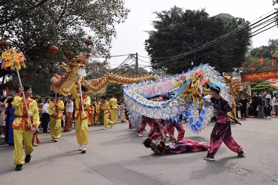 Màn múa rồng tại lễ hội. (Ảnh: Trần Việt/TTXVN)
