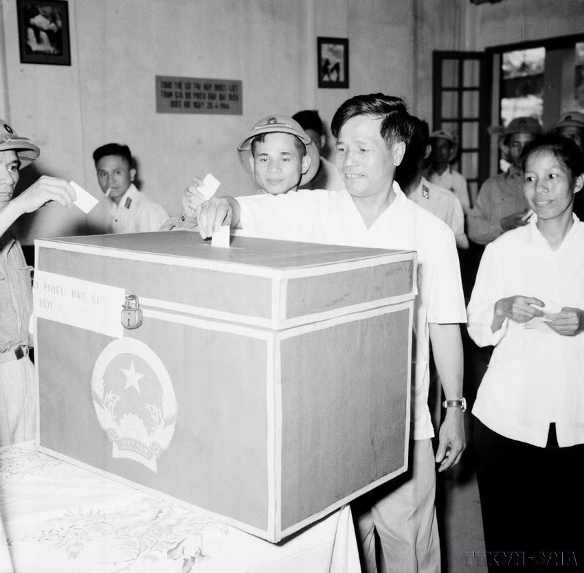 Đại tướng Nguyễn Chí Thanh, Ủy viên Bộ Chính trị, bỏ phiếu bầu cử đại biểu Quốc hội khóa III (26/4/1964) tại Khu vực A47 (Ba Đình, Hà Nội). (Ảnh: TTXVN)