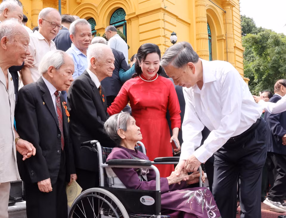 Tổng Bí thư, Chủ tịch nước Tô Lâm gặp mặt các cán bộ từng phục vụ Chủ tịch Hồ Chí Minh tại Phủ Chủ tịch giai đoạn 1954-1969. (Ảnh: Lâm Khánh/TTXVN)