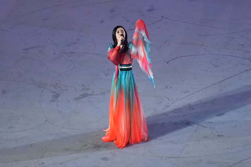 Ca sĩ Nhật Bản Milet biểu diễn tại lễ bế mạc Olympic Tokyo 2020 trên sân vận động Olympic (Tokyo, Nhật Bản) ngày 8/8/2021. (Ảnh: AFP/TTXVN)