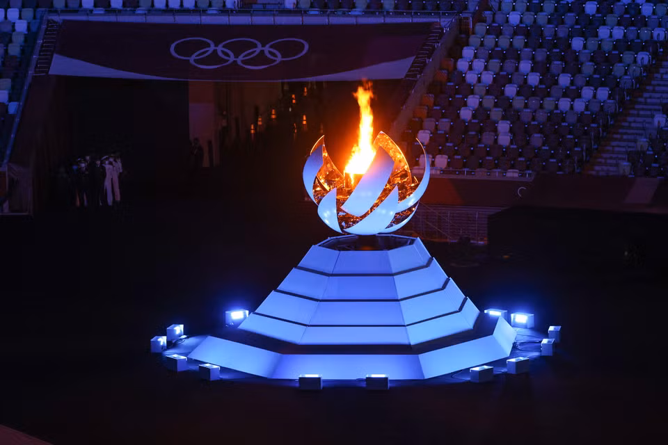 Hình ảnh ngọn đuốc Olympic tại lễ bế mạc Olympic Tokyo 2020 trên sân vận động Olympic ở Tokyo, Nhật Bản ngày 8/8/2021. (Ảnh: AFP/TTXVN)