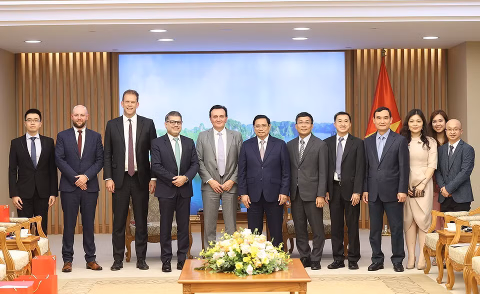 Thủ tướng Phạm Minh Chính và ông Pascal Soriot, Tổng Giám đốc điều hành Tập đoàn AstraZeneca cùng các thành viên đoàn. (Ảnh: Dương Giang/TTXVN)