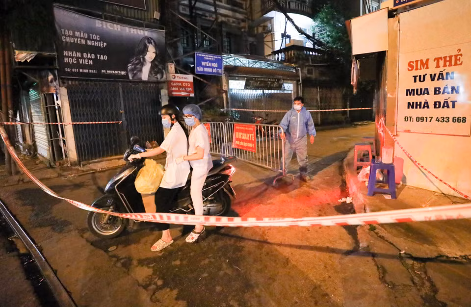 Khu vực ngõ 651 Minh Khai, phường Thanh Lương, quận Hai Bà Trưng hiện đang phong tỏa để phục vụ công tác phòng chống dịch. (Ảnh: Thanh Tùng/TTXVN)