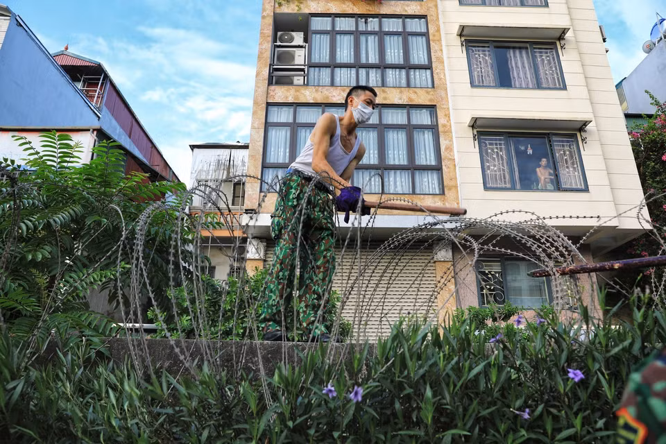 Trước tình hình dịch bệnh đang rất căng thẳng, ý thức người dân lại chưa cao thì những biện pháp cứng rắn của lực lượng Quân đội như lắp hàng rào dây thép gai là rất cần thiết. (Ảnh: Thành Đạt/TTXVN)