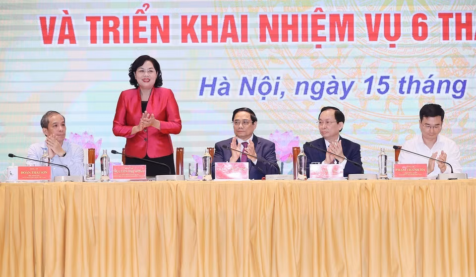 Thống đốc Ngân hàng Nhà nước Việt Nam Nguyễn Thị Hồng điều hành hội nghị. (Ảnh: Dương Giang/TTXVN)