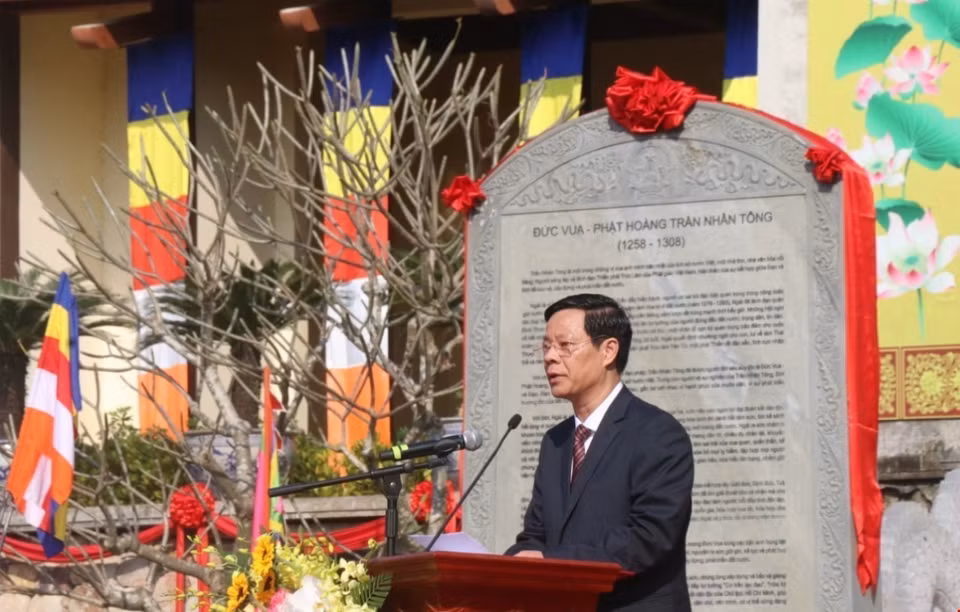 Ông Phạm Tuấn Đạt, Chủ tịch UBND thành phố Uông Bí phát biểu tại Lễ khai hội Xuân Yên Tử năm 2023. (Ảnh: Thanh Vân/TTXVN)