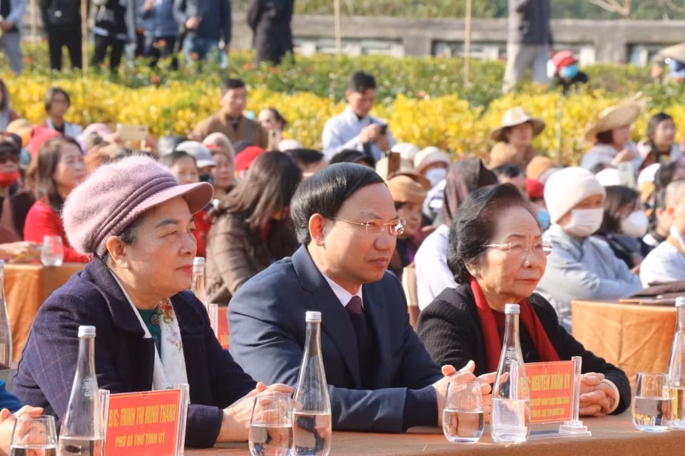 Nguyên Phó Chủ tịch nước Nguyễn Thị Doan (bên phải),ông Nguyễn Xuân Ký, Bí thư Tỉnh ủy Quảng Ninh và các đại biểu dự lễ khai hội Xuân Yên Tử 2023. (Ảnh: Thanh Vân/TTXVN)